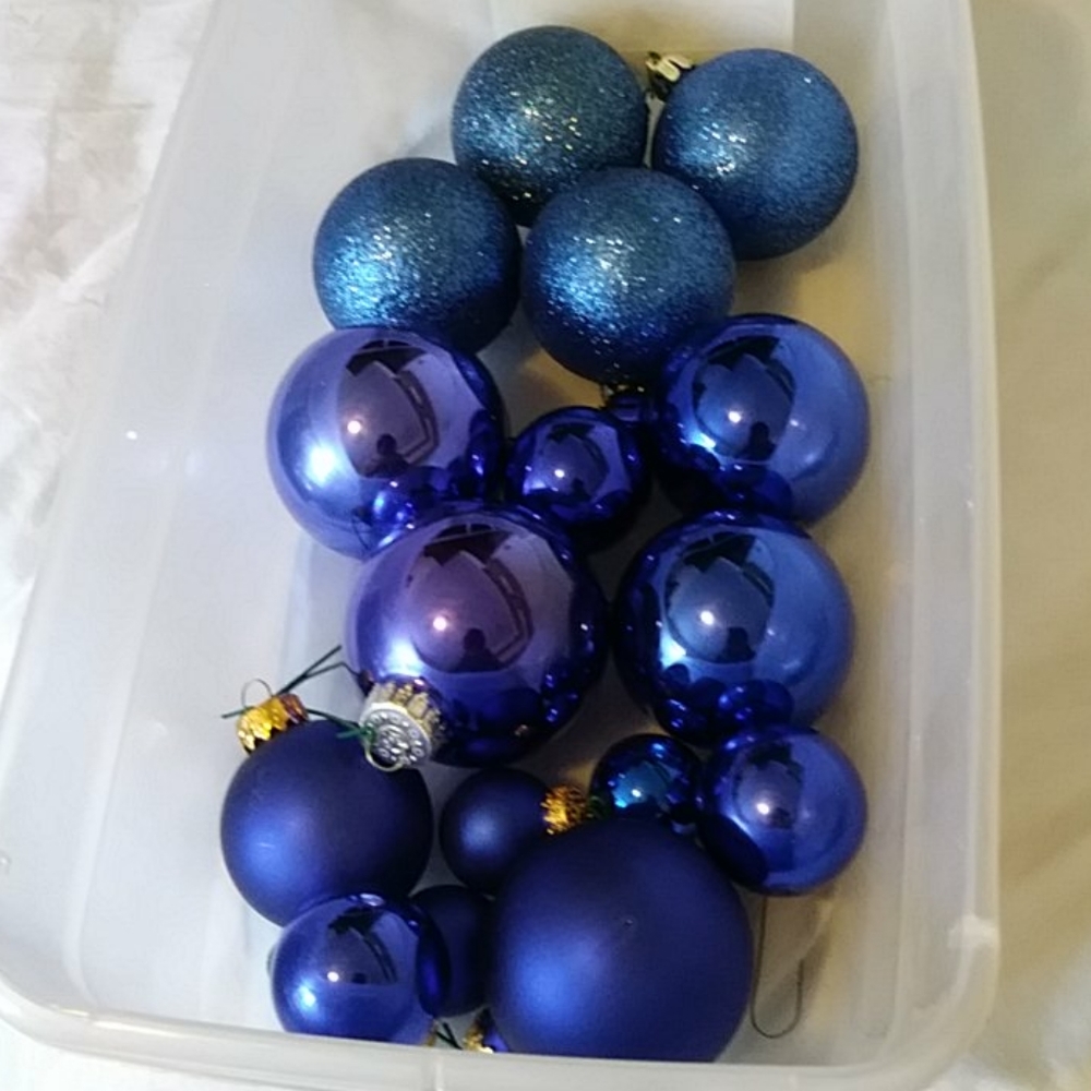 Lot of 16 blue tree ornaments